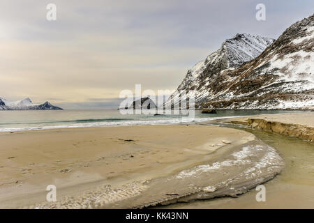 Haukland Strand in der Lofoten, Norwegen im Winter. Stockfoto