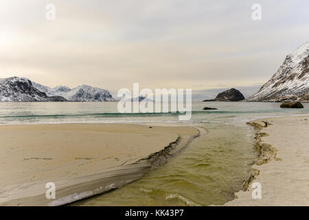 Haukland Strand in der Lofoten, Norwegen im Winter. Stockfoto