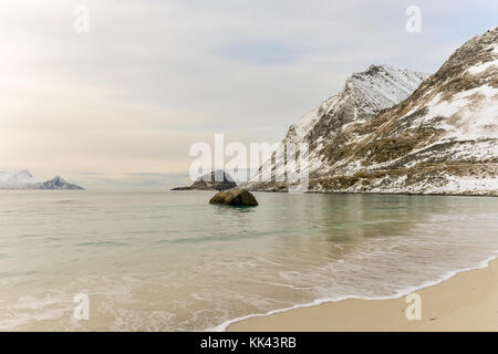 Haukland Strand in der Lofoten, Norwegen im Winter. Stockfoto