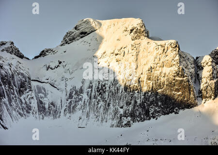 Berggipfel um storvatnet in der Lofoten, Norwegen im Winter. Stockfoto