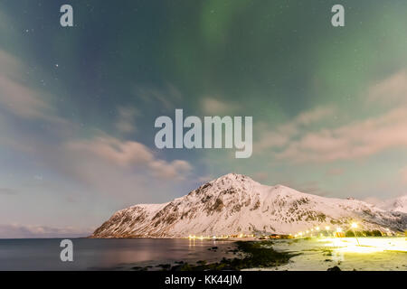 Nordlichter über das Meer bei vareid, Lofoten, Norwegen im Winter. Stockfoto