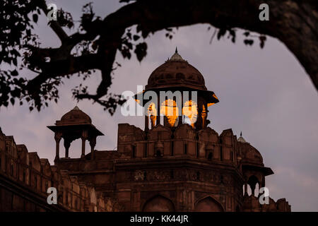 Das ROTE FORT in der Dämmerung - NEW DELH, INDIEN Stockfoto