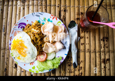 Typisch indonesischen Gericht Mie Goreng mit Getränk Stockfoto