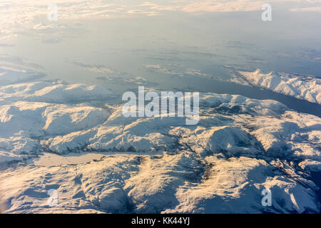 Ein Blick auf die schneebedeckten Berge der Fjorde von Norwegen im Winter. Stockfoto