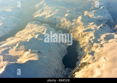 Ein Blick auf die schneebedeckten Berge der Fjorde von Norwegen im Winter. Stockfoto