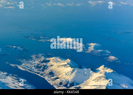 Ein Blick auf die schneebedeckten Berge der Fjorde von Norwegen im Winter. Stockfoto