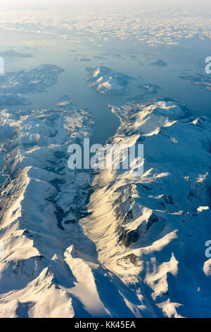 Ein Blick auf die schneebedeckten Berge der Fjorde von Norwegen im Winter. Stockfoto