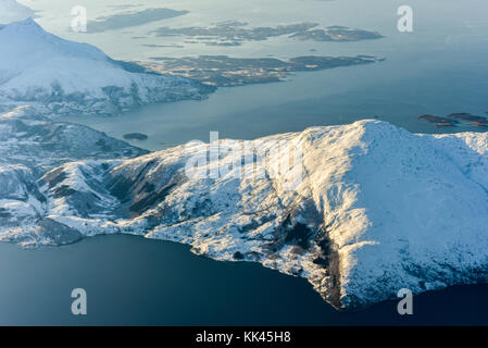 Ein Blick auf die schneebedeckten Berge der Fjorde von Norwegen im Winter. Stockfoto