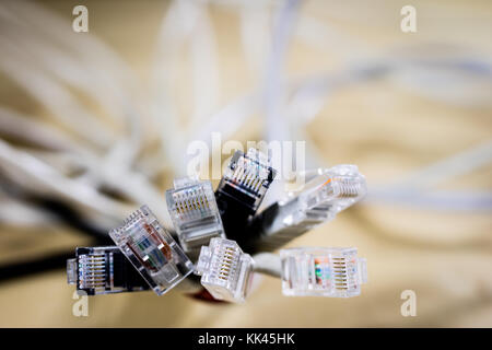 Rj45 Kabel auf der Bühne. Computer Zubehör in Netzwerkverbindungen verwendet. schwarzen Hintergrund. Stockfoto