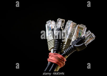 Rj45 Kabel auf der Bühne. Computer Zubehör in Netzwerkverbindungen verwendet. schwarzen Hintergrund. Stockfoto