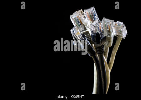 Rj45 Kabel auf der Bühne. Computer Zubehör in Netzwerkverbindungen verwendet. schwarzen Hintergrund. Stockfoto