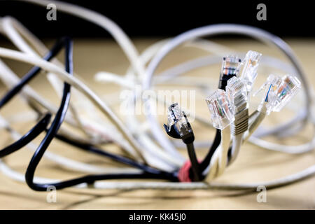 Rj45 Kabel auf der Bühne. Computer Zubehör in Netzwerkverbindungen verwendet. schwarzen Hintergrund. Stockfoto
