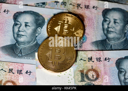 Bitcoin mit Chinese Yuan Renminbi Banknoten Stockfoto