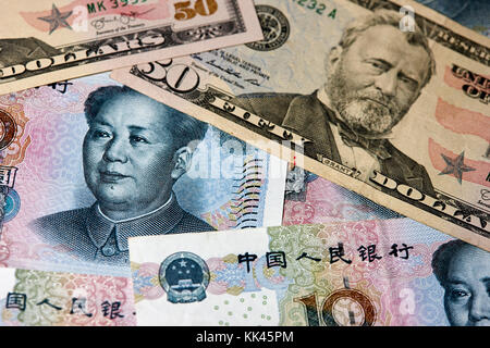 Chinese Yuan Renminbi und US Dollar Banknoten Stockfoto