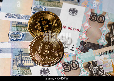 bitcoin mit russischen Rubel-Banknoten Stockfoto