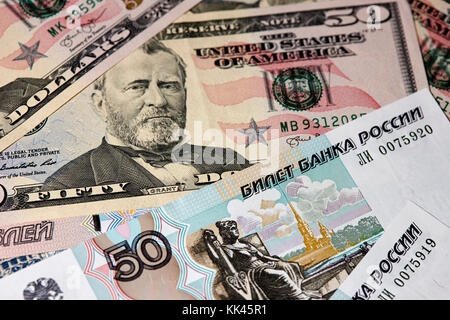 Us-dollar und der russische Rubel Bargeld Euro-Banknoten Stockfoto