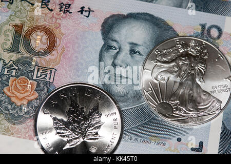 Chinese Yuan Renminbi Banknoten mit Silber 1 oz Anlagemünzen Stockfoto