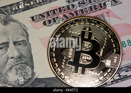 Bitcoin mit us-Dollar Bargeld Stockfoto