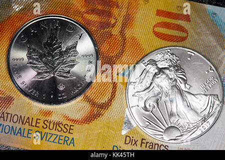 Schweizer Franken Banknoten mit 1 oz Silber Anlagemünzen Stockfoto