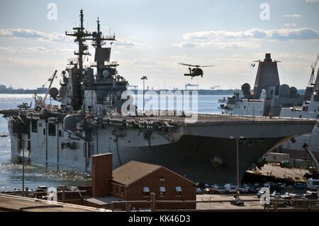 Ein MH-60S Sea Hawk Hubschrauber landet auf dem Flugdeck des amphibischen Sturmschiffes USS Kearsarge LHD 3 während der Flugoperationen im Hafen, Norfolk, Virginia, 2012. Bild mit freundlicher Genehmigung Mass Communication Specialist 3. Klasse Corbin Shea/US Navy. Stockfoto