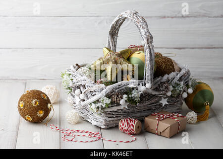 Weihnachtsschmuck Warenkorb auf weißen Planken Stockfoto