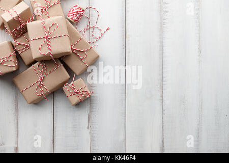 Weihnachtsgeschenk oder vorhandenen Boxen in Kraftpapier verpackt Stockfoto