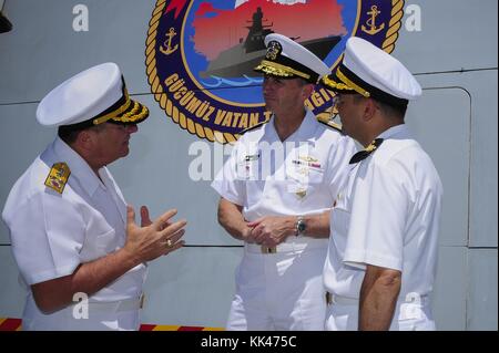 Kommandant der türkischen Marine Admiral Nusret Guner, links, spricht mit dem Chef der Marineoperationen CNO Admiral Jonathan Greenert an Bord der türkischen Marine MILGEM-Klasse Fregatte TCG Heybeliada F-511 über die Fähigkeiten des Schiffes nach einer Rundreise am Golcuk Marinestützpunkt in Istanbul, 2012. Bild mit freundlicher Genehmigung Mass Communication Specialist 1. Klasse Peter D. Lawlor/US Navy. Stockfoto