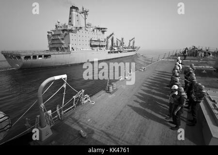 Seeleute an Bord des Raketenzerstörers USS Porter DDG 78 stehen bereit, um eine Auffüllung auf See mit dem Flottenauffüllungsöler USNS Guadalupe T-AO 200, Arabischer Golf, 2012 durchzuführen. Bild mit freundlicher Genehmigung von Mass Communication Specialist, Alex Forster, 2. Klasse/US Navy. Stockfoto