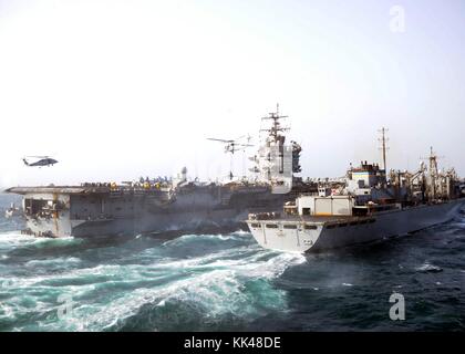 Der Flugzeugträger USS Enterprise CVN 65, links, führt eine Auffüllung auf See mit dem Schnellkampfschiff USNS Supply T-AOE 6, Arabian Sea, 2012 durch. Bild mit freundlicher Genehmigung von Mass Communication Specialist, 2. Klasse, Nick Scott/US Navy. Stockfoto