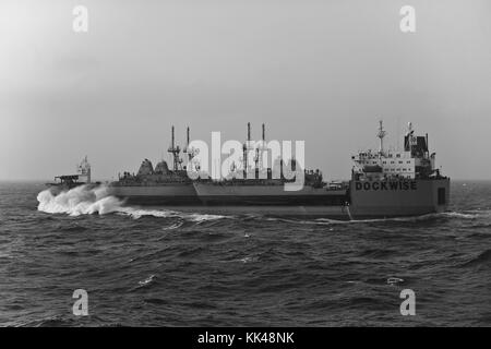 Das Military Sealift Command charterte M/V Tern, ein Float-on/Float-off-Schiff unter niederländischer Flagge, durchquert den Indischen Ozean, während es vier Minen-Gegenmassenschiffe der Avenger-Klasse zu ihrem neuen Homeport in Manama, Bahrain, Indischer Ozean, 2012 transportiert. Foto mit freundlicher Genehmigung der U.S. Navy Foto von Mass Communication Specialist Alex R. Forster/US Navy. Stockfoto