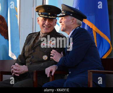 MIAMI, FL - NOVEMBER 19: Der neue Kommandant General John F. Kelly USMC und General Douglas M. Fraser USAF nehmen am 19. November 2012 an der Zeremonie des Kommandos Change of Command im US Southern Command in Homestead, Florida, Teil. Personen: John F. Kelly, Douglas M. Fraser Stockfoto