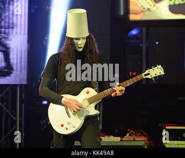 FORT LAUDERDALE, FL - 28. Februar: Brian Patrick Carroll AKA Buckethead führt an der Kultur. Brian Patrick Carroll (13. Mai 1969 geboren), professionell, bekannt als Buckethead, ist ein US-amerikanischer Gitarrist und Multiinstrumentalist, der in vielen Genres der Musik gearbeitet hat. Er hat 264 Studio Alben, vier spezielle Versionen und eine EP veröffentlicht. Er hat auch auf mehr als 50 anderen Alben von anderen Künstlern durchgeführt. Seine Musik umfasst so unterschiedliche Bereiche wie Progressive Metal, Funk, Blues, Jazz, Bluegrass-, Umgebungs- und avantgardistischer Musik. Buckethead ist berühmt für das Tragen eines KFC Eimer auf dem Kopf, emblazon Stockfoto