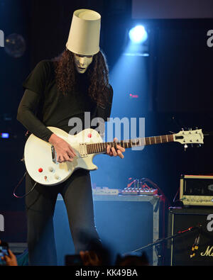 Fort Lauderdale, FL - 28. Februar: Brian Patrick Carroll aka Buckethead führt an der Kultur Zimmer. Brian Patrick Carroll (13. Mai 1969 geboren), bekannt professionell wie Buckethead, ist ein US-amerikanischer Gitarrist und Multiinstrumentalist, der in vielen Genres der Musik gearbeitet hat. Er hat 264 Studio Alben, vier spezielle Versionen und eine EP veröffentlicht. Er hat auch auf mehr als 50 anderen Alben von anderen Künstlern durchgeführt. Seine Musik umfasst so unterschiedliche Bereiche wie Progressive Metal, Funk, Blues, Jazz, Bluegrass-, Umgebungs- und avantgardistischer Musik. buckethead ist berühmt für das Tragen eines kfc Eimer auf dem Kopf, emblazon Stockfoto