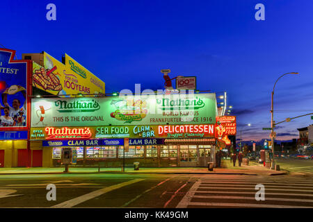 Brooklyn, New York - 26. März 2016: die berühmte Nathan Hotdogs ist ein historisches Wahrzeichen und Tradition auf Coney Island in Brooklyn, New York. Stockfoto
