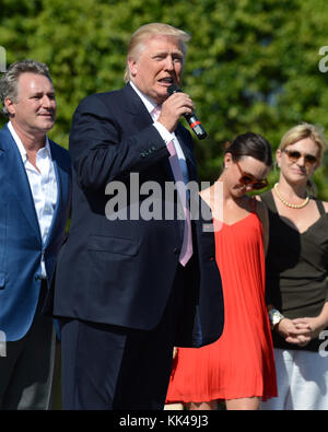 PALM BEACH, FL - JANUAR 06: Melania Trump, Barron Trump und Donald Trump nehmen am 6. Januar 2013 in Palm Beach, Florida, am 2013. Trump Invitational Grand Prix im Club Mar-a-Lago Teil. Personen: Donald Trump Stockfoto