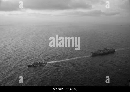 Schiffe der USS George Washington Carrier Strike Group, der japanischen Seefahrtruppe und der Marine der Republik Korea sind im Einsatz während einer dreiseitigen Übung im Ostchinesischen Meer, 2012. Bild mit freundlicher Genehmigung von Mass Communication Specialist 3rd Class Kaitlyn R. Breitkreutz/US Navy. Stockfoto