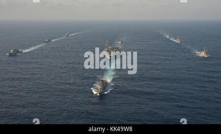 Schiffe der USS George Washington Carrier Strike Group, der japanischen Seefahrtruppe und der Marine der Republik Korea sind im Einsatz während einer dreiseitigen Übung im Ostchinesischen Meer, 2012. Bild mit freundlicher Genehmigung von Mass Communication Specialist 3rd Class Kaitlyn R. Breitkreutz/US Navy. Stockfoto