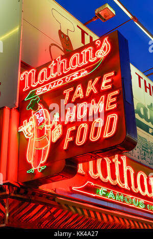 Brooklyn, New York - 26. März 2016: die berühmte Nathan Hotdogs ist ein historisches Wahrzeichen und Tradition auf Coney Island in Brooklyn, New York. Stockfoto