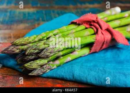 Grüne junge Spargel Triebe - Premium healtry Essen, bereit, zu kochen und für Grill Nahaufnahme Stockfoto