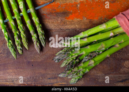 Grüne junge Spargel Triebe - Premium healtry Essen, bereit, zu kochen und für Grill Nahaufnahme Stockfoto