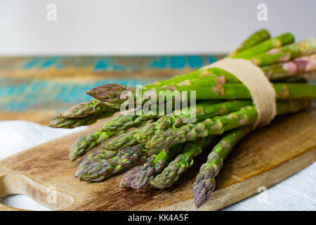 Grüne junge Spargel Triebe - Premium healtry Essen, bereit, zu kochen und für Grill Nahaufnahme Stockfoto