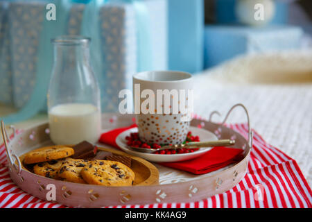 Cookies, Milch, blau Geschenkverpackung auf Weiß Fach Stockfoto