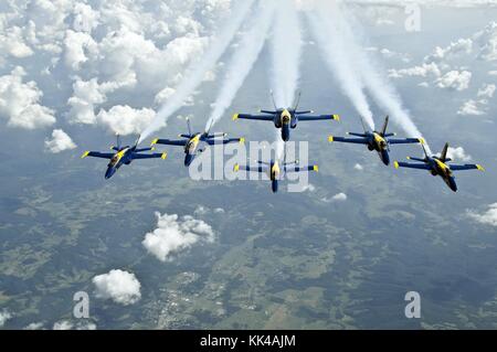 Die US Navy Flight demonstration Squadron, die Blue Angels, in der Delta Formation fliegen über Sugarloaf, Sc, Sugarloaf, South Carolina, 2012. Mit freundlicher Mass Communication Specialist 1. Klasse Rachel mcmarr/US Navy. Stockfoto