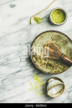 Japanische Werkzeuge und Cups für die Zubereitung von Matcha grüner Tee Stockfoto