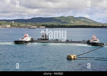 Das Angriffs-U-Boot der Los Angeles-Klasse USS Greeneville SSN 772 kommt zusammen mit dem U-Boot-Tender USS Emory S Land AS 39, Polaris Point, Guam, 2012. Bild mit freundlicher Genehmigung des Spezialisten für Massenkommunikation, Seaman Apprentice Samuel Souvannason/US Navy. Stockfoto