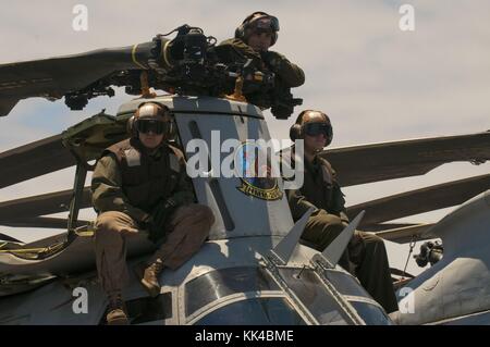 Marines der Red Dragons of Marine Medium Squadron HMM 268 sehen eine Luftkraftdemonstration von einem CH-46E Sea Knight Helicopter an Bord des amphibischen Angriffsschiffs USS Makin Island LHD 8, Pazifik, 2012. Bild mit freundlicher Genehmigung von Mass Communication Specialist 2nd Class Dominique Pineiro/US Navy. Stockfoto