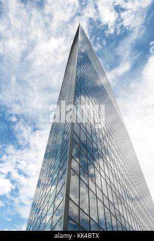 Dentsu Gebäude mit Wolken, Shiodome, Tokio, Japan Stockfoto