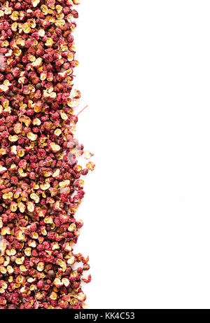 Streifen von chinesischen Sichuan Pfeffer auf weißen Hintergrund als Bildhintergründe isoliert Stockfoto
