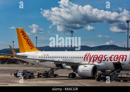 Spanien, Barcelona - 26.09.2017: Entladung des Flugzeugs durch die Post pegasus Service am Flughafen Stockfoto