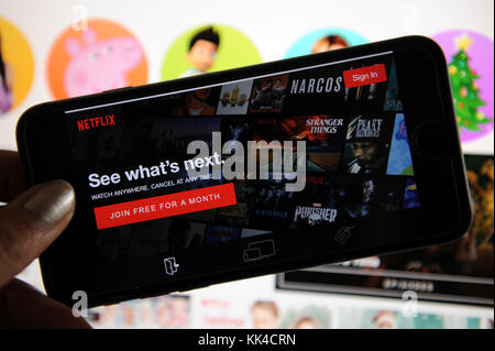 Netflix-Website auf einem Telefon und einem Computer Stockfoto
